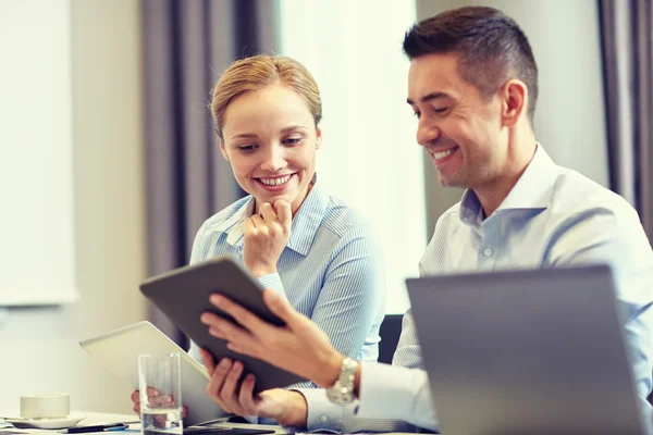 Pessoas de negócios sorridentes com tablet pc no escritório — Fotografia de Stock