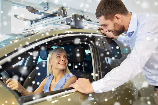 Glückliches Paar kauft Auto in Auto-Show oder Salon — Stockfoto