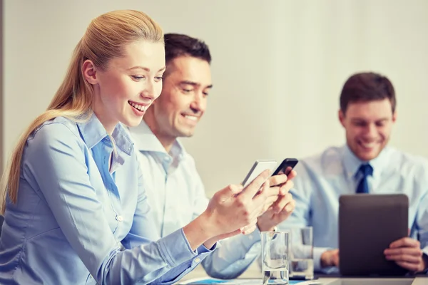 Empresarios con smartphones y tablet pc — Foto de Stock