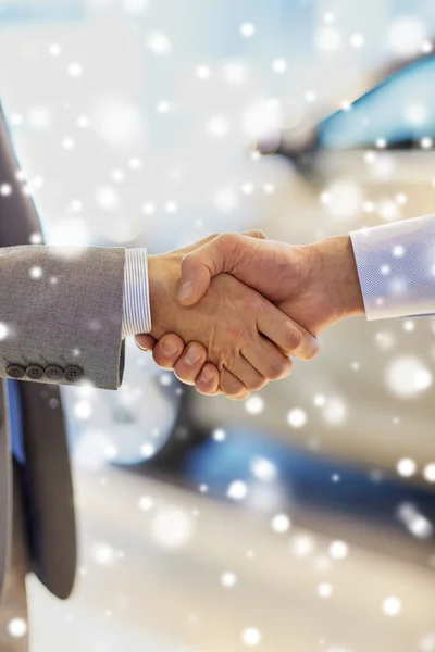 Close up of male handshake in auto show or salon — Stock Photo, Image