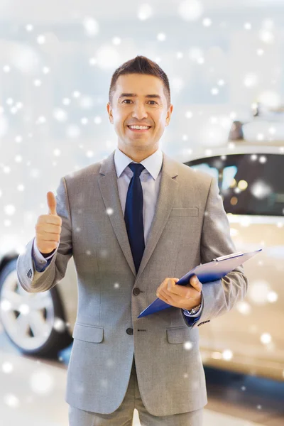 Homme heureux au salon de l'auto ou salon de la voiture — Photo