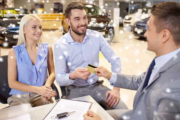 Feliz pareja con concesionario de coches en auto show o salón — Foto de Stock