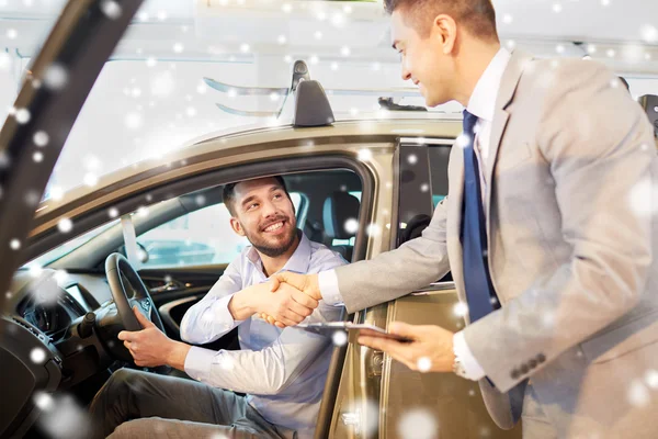 Hombre feliz con concesionario de coches en auto show o salón — Foto de Stock