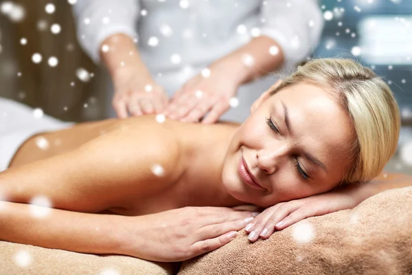 Nahaufnahme einer Frau mit Rückenmassage im Wellnessbereich — Stockfoto