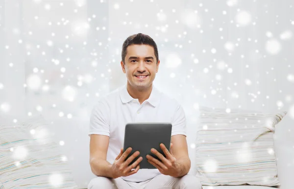 Uomo sorridente che lavora con tablet pc a casa — Foto Stock