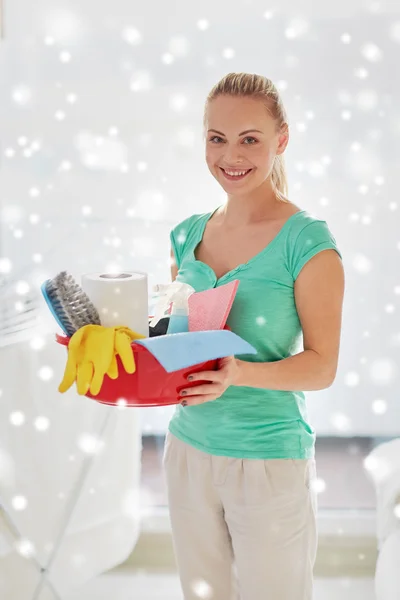 Glad kvinna med rengörings grejer hemma — Stockfoto