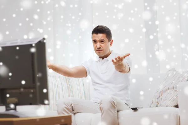Zklamaný muž doma dívat na televizi — Stock fotografie