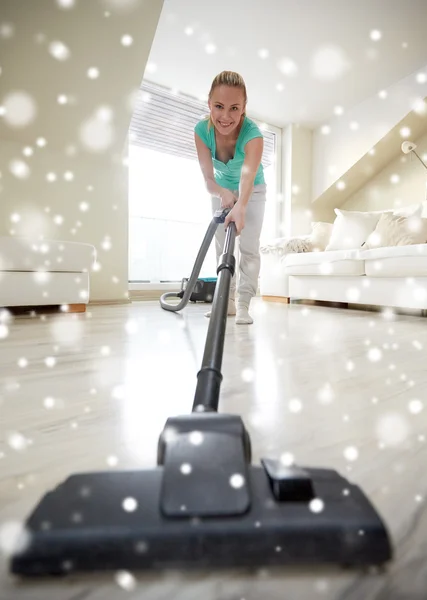 Wanita bahagia dengan vacuum cleaner di rumah — Stok Foto