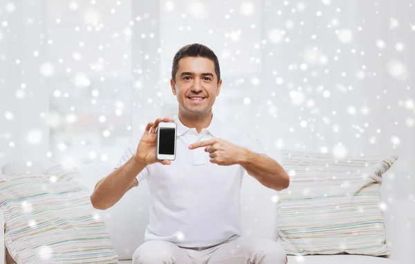 Hombre feliz con smartphone en casa —  Fotos de Stock