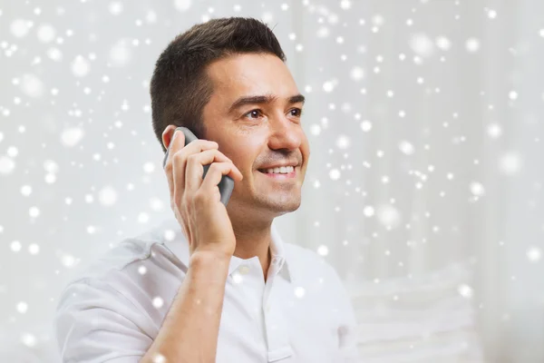 Homme heureux appelant sur smartphone à la maison — Photo