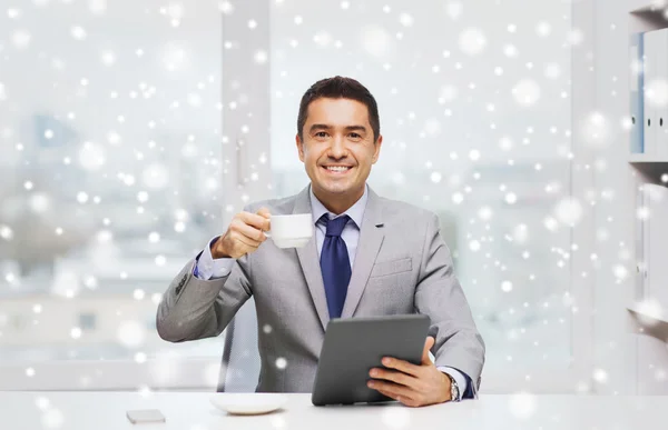 Sonriente hombre de negocios con PC tableta y taza de café —  Fotos de Stock