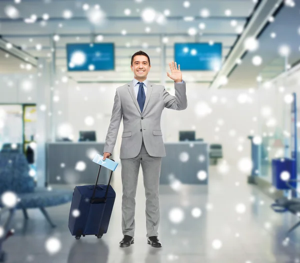 Homem de negócios feliz em terno com saco de viagem — Fotografia de Stock