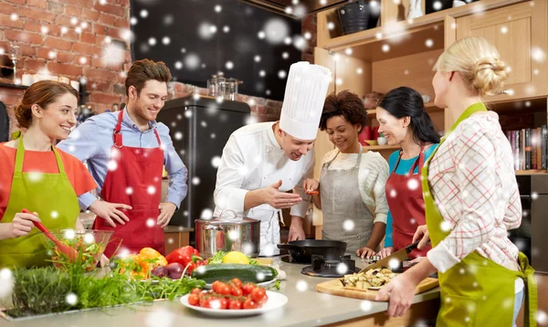 Щасливі друзі і шеф-кухар готують на кухні — стокове фото