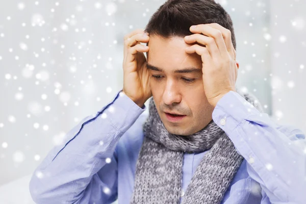 Primo piano di uomo malato con influenza e mal di testa a casa — Foto Stock