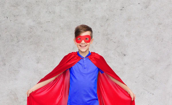 Anak di merah super hero cape dan masker — Stok Foto