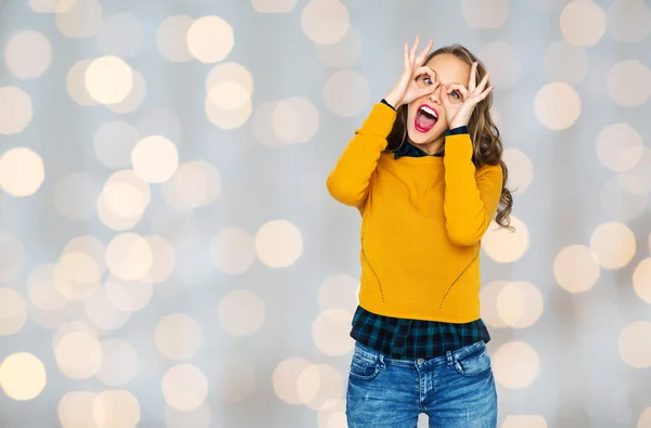 Glücklich junge Frau oder Teenager-Mädchen, die Spaß haben — Stockfoto