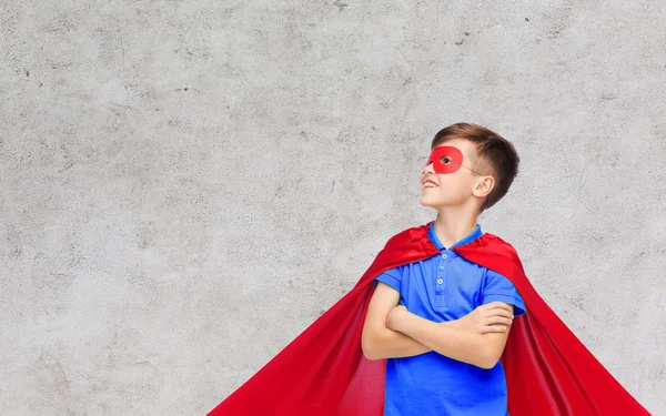 Anak di merah super hero cape dan masker — Stok Foto