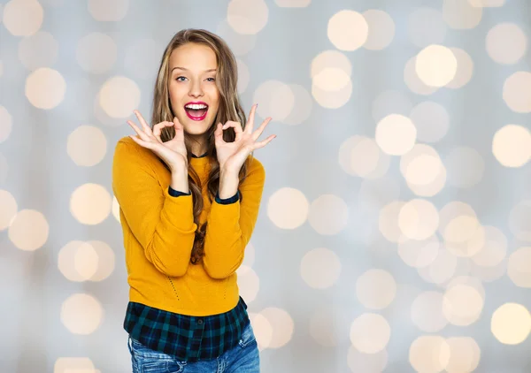 Gelukkig jonge vrouw of tiener weergegeven: ok hand teken — Stockfoto