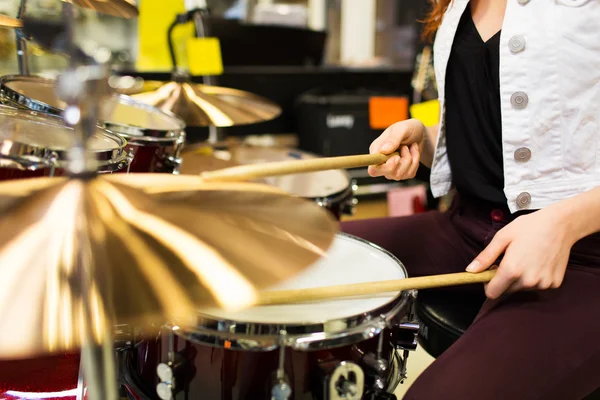 Primo piano della donna che suona i piatti al negozio di musica — Foto Stock