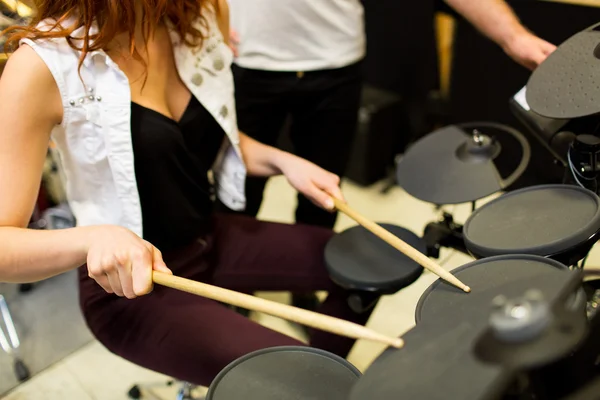 Gros plan de l'homme et de la femme jouant sur le kit de batterie — Photo