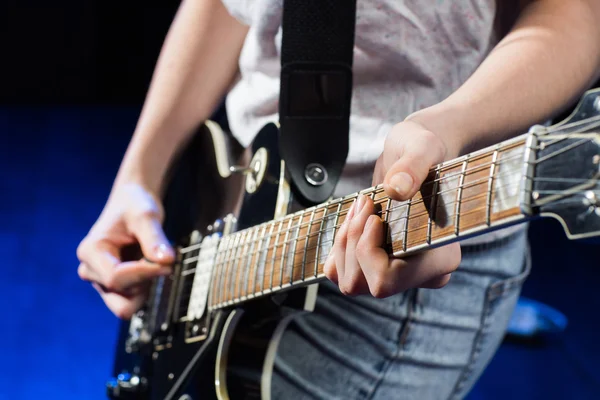 Músico tocando guitarra elétrica com mediador — Fotografia de Stock