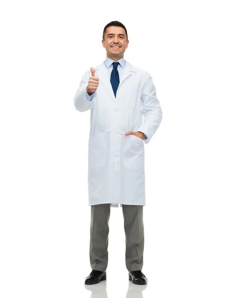 Sonriente doctor en blanco abrigo mostrando los pulgares hacia arriba —  Fotos de Stock