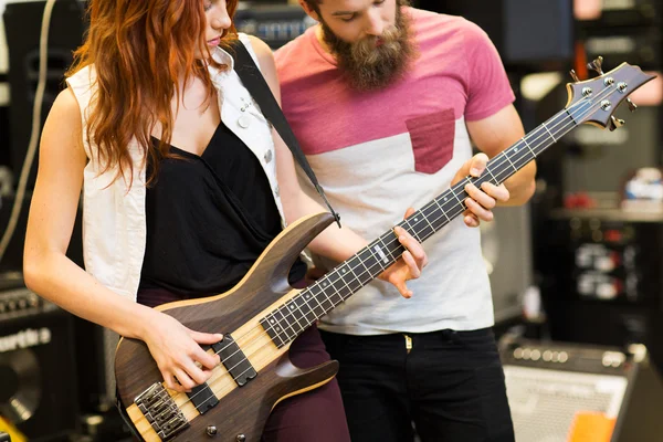 Couple de musiciens avec guitare au magasin de musique — Photo