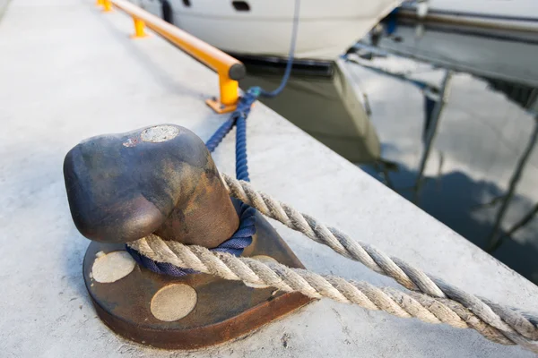 生锈的铁系船柱用绳子在码头上 — 图库照片