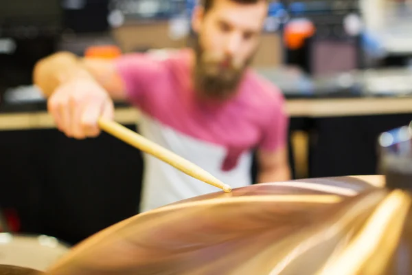 Primer plano de músico masculino tocando platillos — Foto de Stock