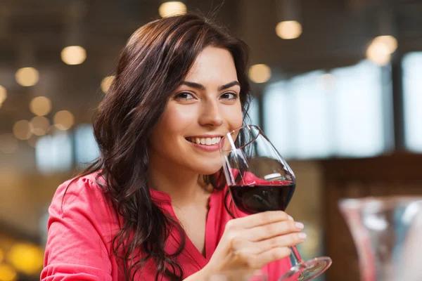 Gülümseyen kadın restoranda şarap kırmızı içme Telifsiz Stok Fotoğraflar