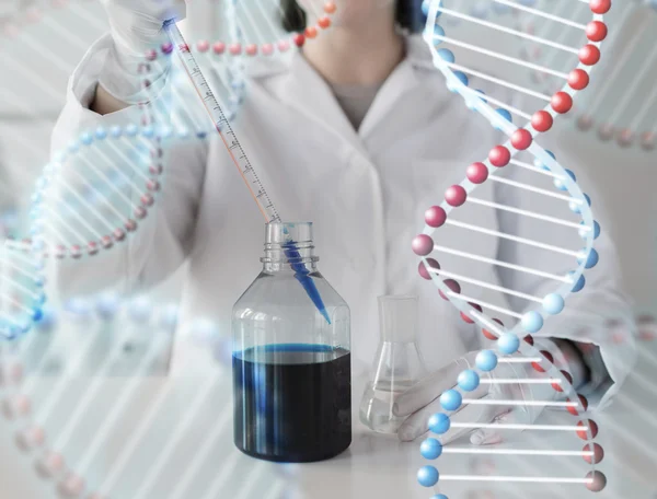 Primer plano del científico que hace la prueba en laboratorio — Foto de Stock