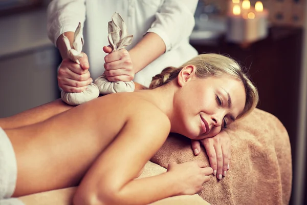 Close up de mulher deitada na mesa de massagem no spa — Fotografia de Stock