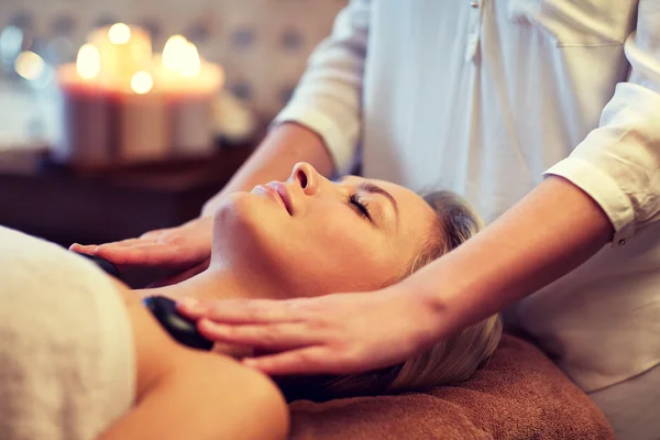 Primer plano de la mujer teniendo masaje de piedra caliente en el spa — Foto de Stock