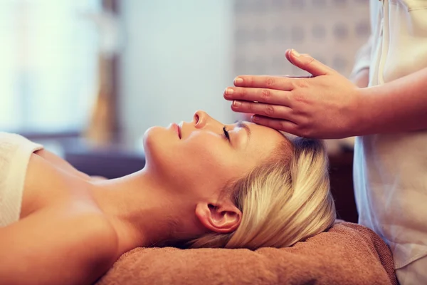 Primer plano de la mujer teniendo masaje facial en el spa — Foto de Stock