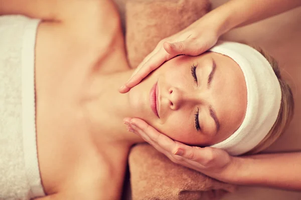 Primer plano de la mujer joven teniendo masaje facial en el spa — Foto de Stock