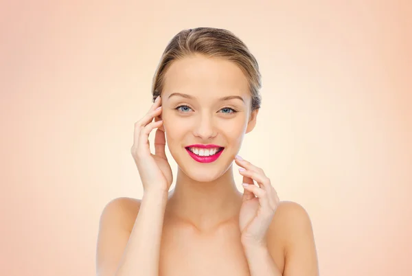 Giovane donna sorridente con rossetto rosa sulle labbra — Foto Stock