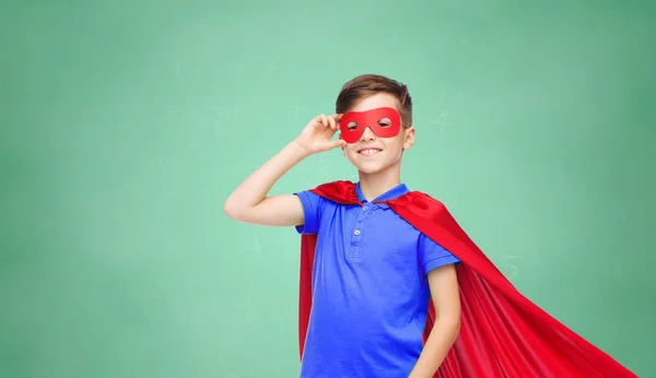 Menino em capa de super-herói vermelho e máscara — Fotografia de Stock