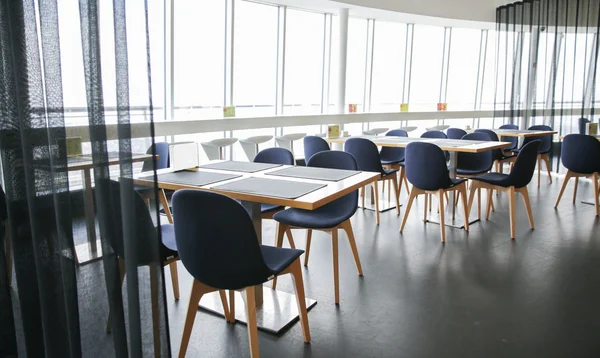Restaurant interiör med bord och stolar — Stockfoto