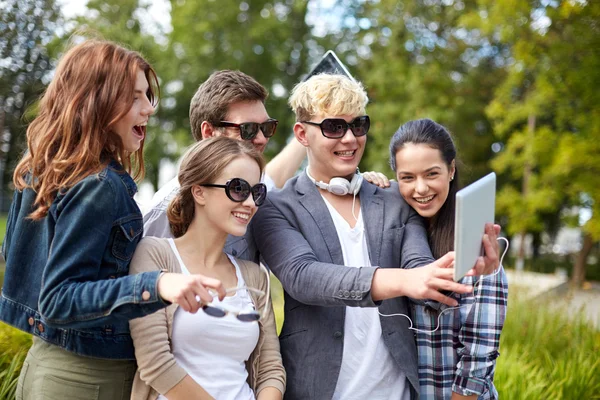 Studenter eller tenåringer som tar selfie med nettbrett – stockfoto