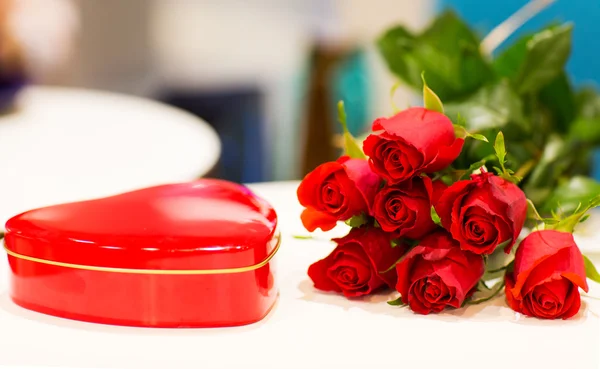 Primo piano di scatola di cioccolato e fiori di rosa rossa — Foto Stock