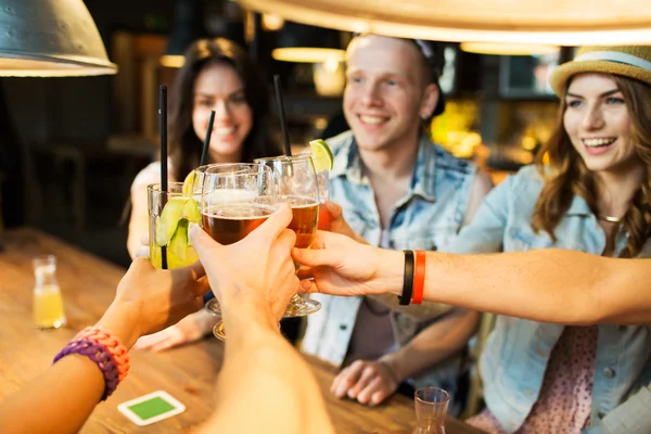 Amici felici clicking bicchieri al bar o pub — Foto Stock