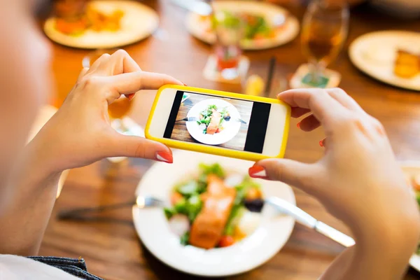Manos fotografiando comida por teléfono inteligente — Foto de Stock