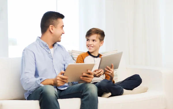 Gelukkig vader en zoon met tablet pc thuis — Stockfoto