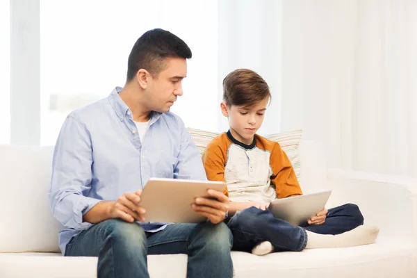 Pai e filho com tablet pc em casa — Fotografia de Stock