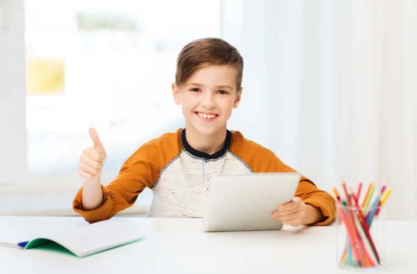 Lycklig pojke med TabletPC visar tummen upp hemma — Stockfoto