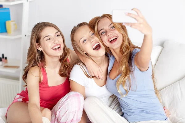 Teenager-Mädchen mit Smartphone machen Selfie zu Hause — Stockfoto