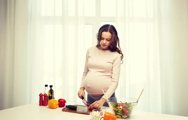 Mulher grávida preparando alimentos em casa — Fotografia de Stock