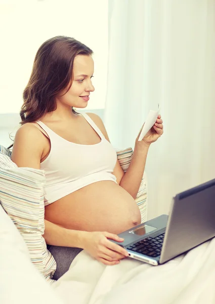 Mujer embarazada con portátil e imagen de ultrasonido — Foto de Stock