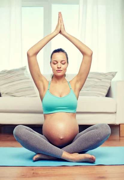 Lycklig gravid kvinna meditera hemma — Stockfoto