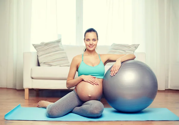 Heureuse femme enceinte avec fitball à la maison — Photo